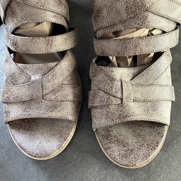 Dollhouse Womens Brown Faux
Leather Block Heels
NWOT - Picture 6 of 8